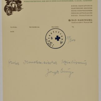 Joseph Beuys (1921-1986) Freier Demokratischer Sozialismus/Nehmt was ihr kriegen könnt! Encre originale et tampon sur papier d’écriture provenant de Karl Fastabend<br>Tirage à 300 exemplaires<br>Signé à la main « Joseph Beuys, Nehmt was ihr kriegen könnt! »<br>et numéroté 84/300.<br>Dimensions<br>• Dimensions de la feuille : 29,7 × 21 cm (11,69 × 8,27 pouces)<br>État<br>Très bon état général. Non encadré Publié par Ed. Tangente, Heidelberg & Staeck, Ref : Schellmann 32